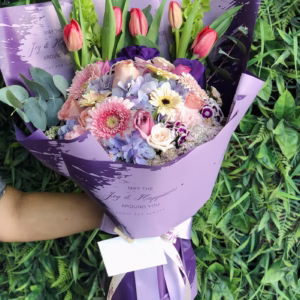 Ramo tulipanes y flores moradas