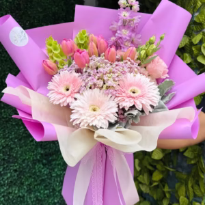 Gerberas y tulipanes