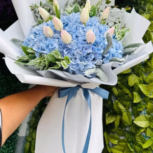 Hortencias Azules y tulipanes