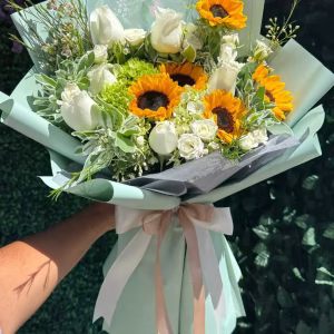 Rosas blancas y girasoles