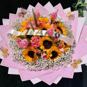 Girasoles y tulipanes