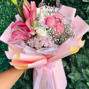 Lirios y rosa